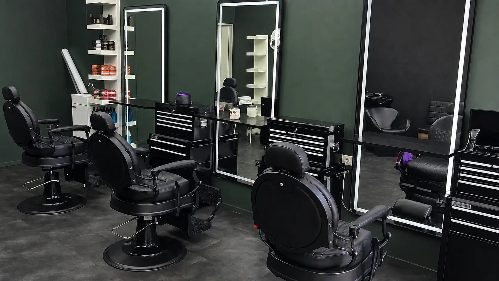 Interieur van M Barbershop met leren stoelen en verlichte spiegels