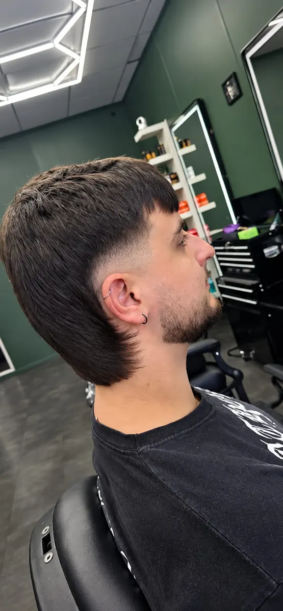 Mullet met korte zijkanten, zijaanzicht
