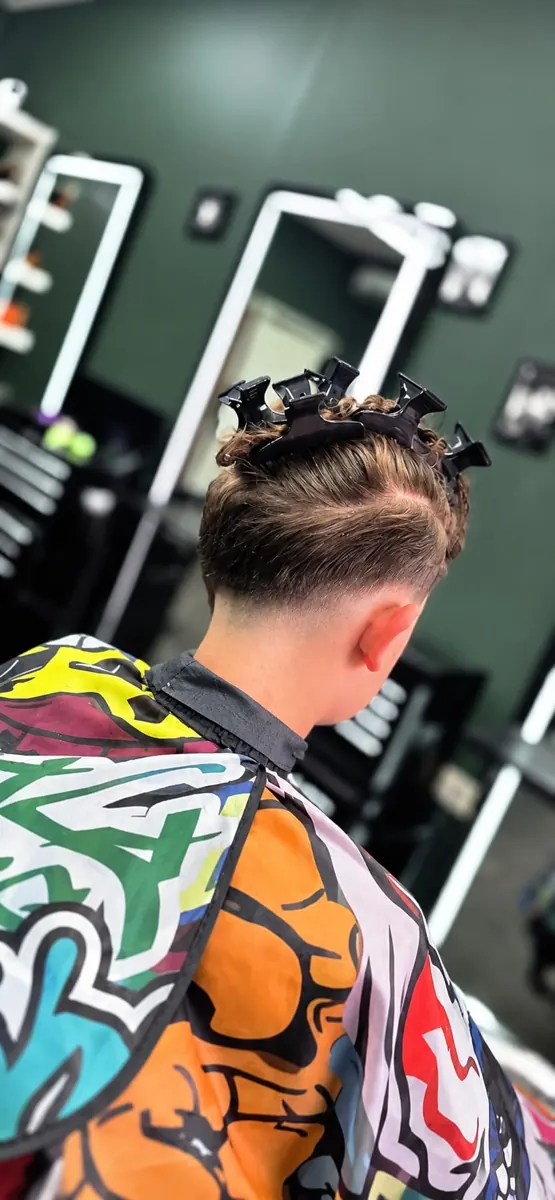 Kapsel in behandeling met haarclips