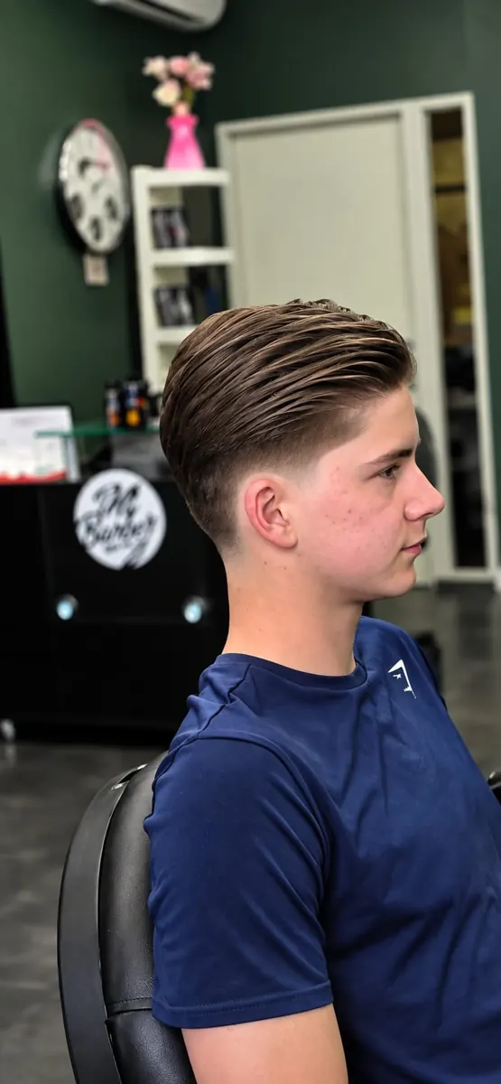 Klant met omhoog gestyled haar en blauw T-shirt