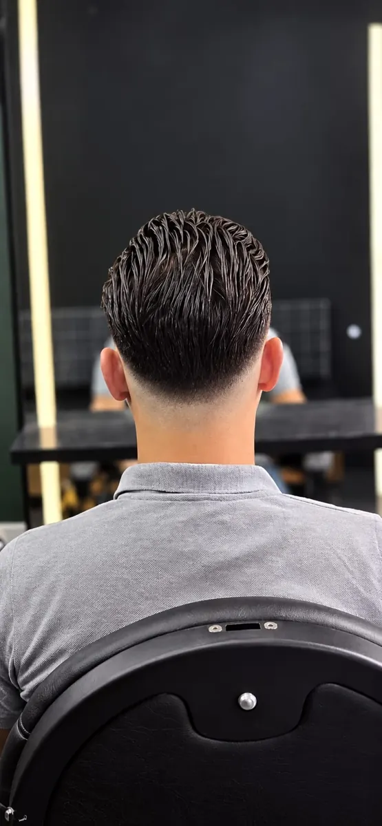 Achteraanzicht van achterover gestyled kapsel