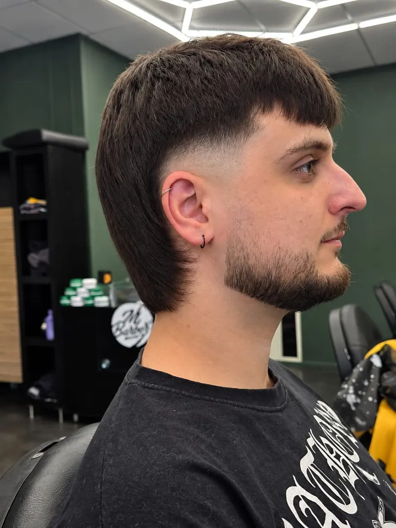 Mullet met fade en baard, zijaanzicht